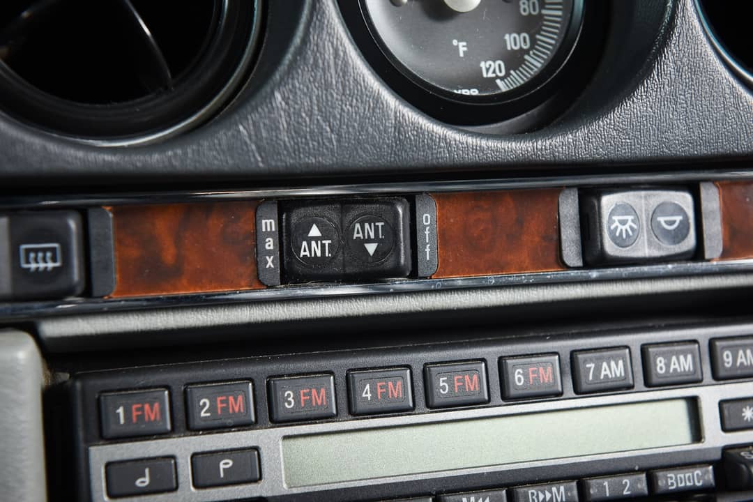 1988 Mercedes-Benz 560-Class 560 SL — photo 17