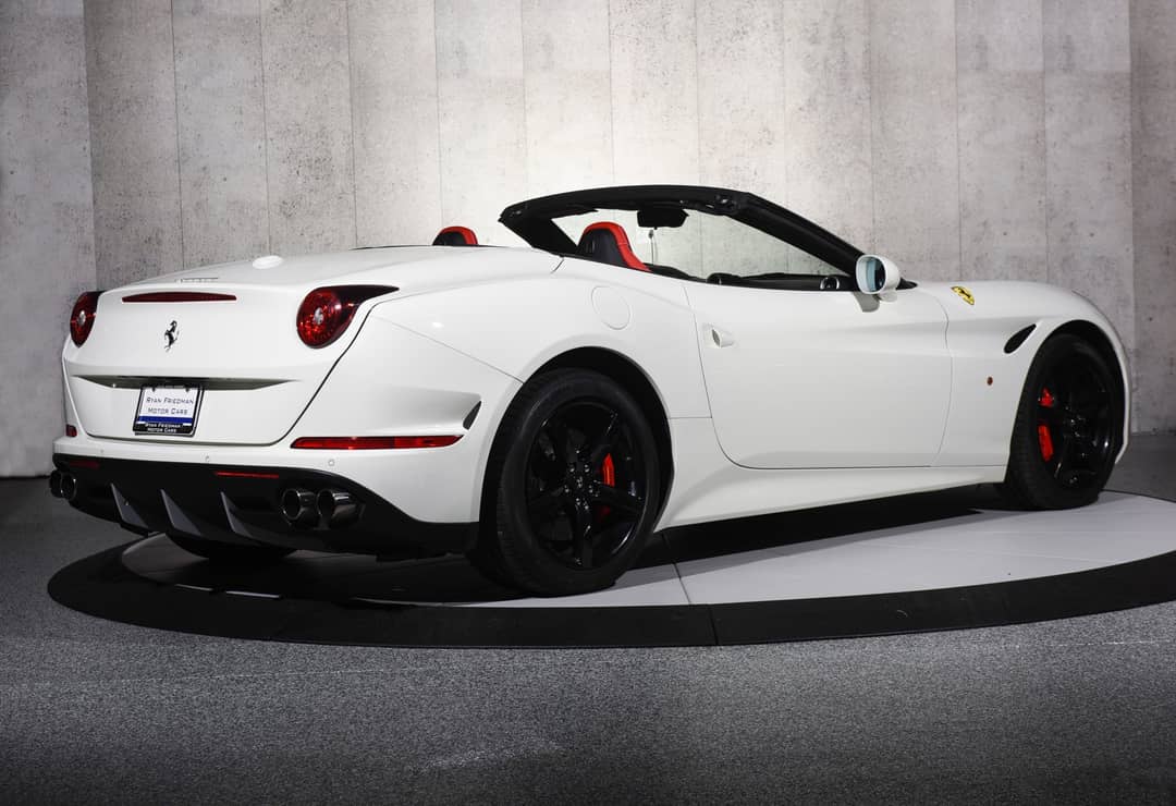 2016 Ferrari California T — photo 11