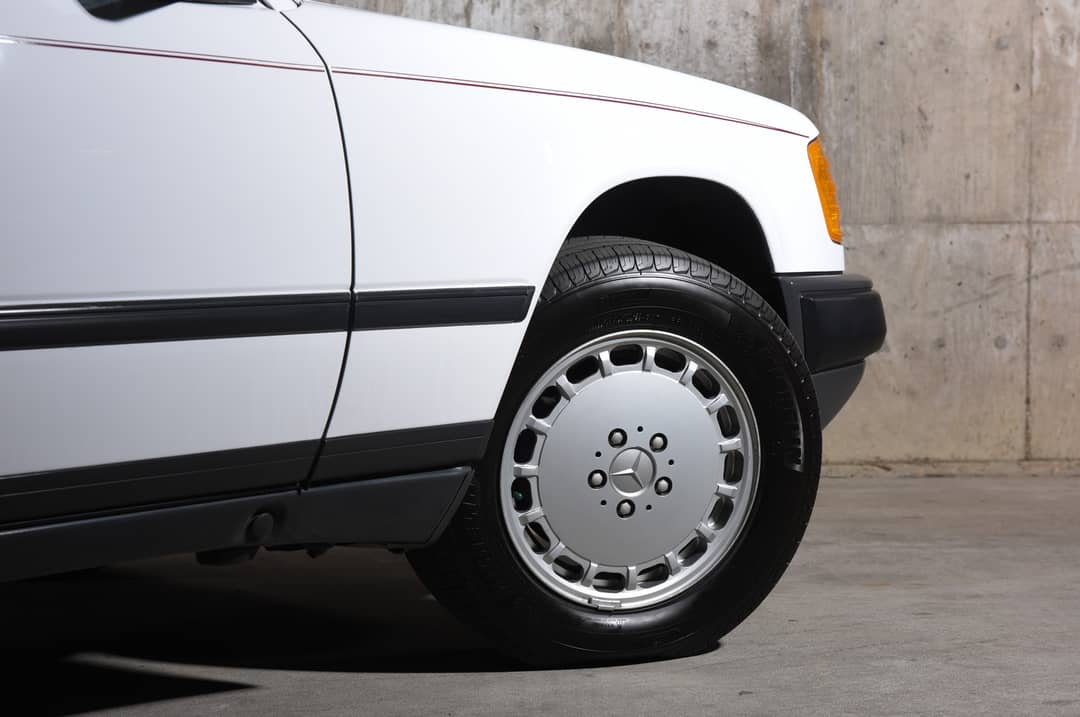 1987 Mercedes-Benz 300-Class 300 E — photo 16