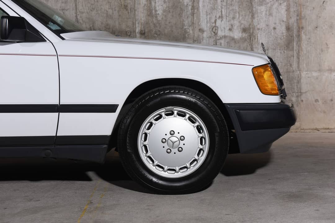 1987 Mercedes-Benz 300-Class 300 E — photo 18