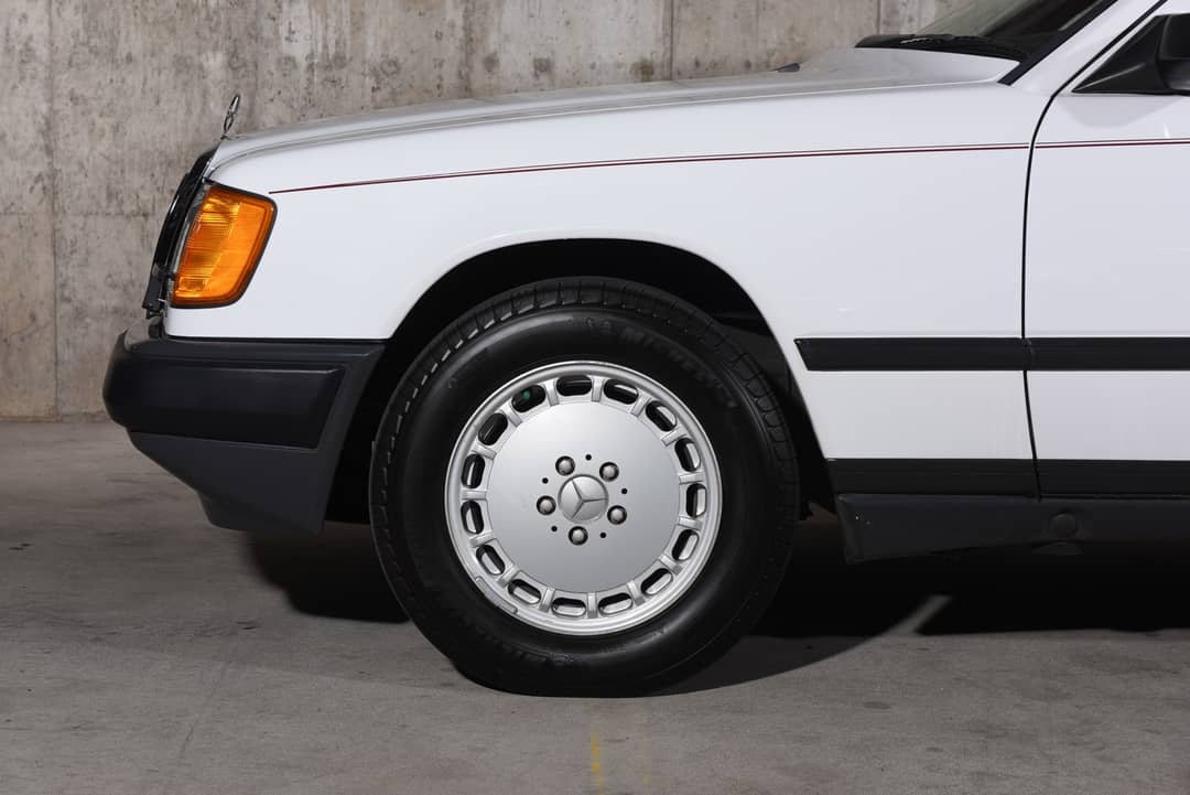 1987 Mercedes-Benz 300-Class 300 E — photo 19