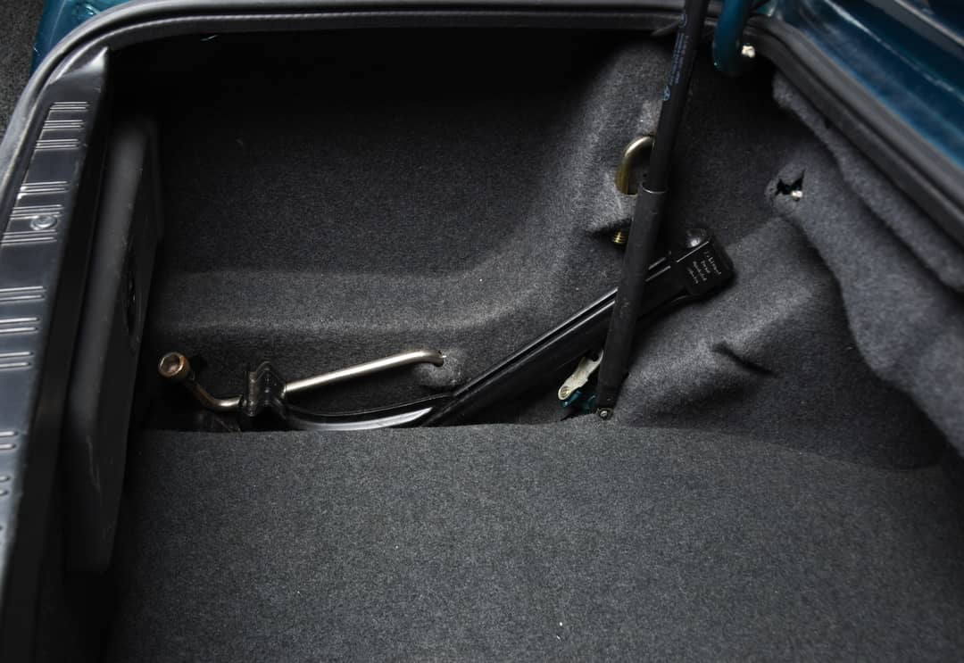 1991 BMW 3 Series 318i — photo 13