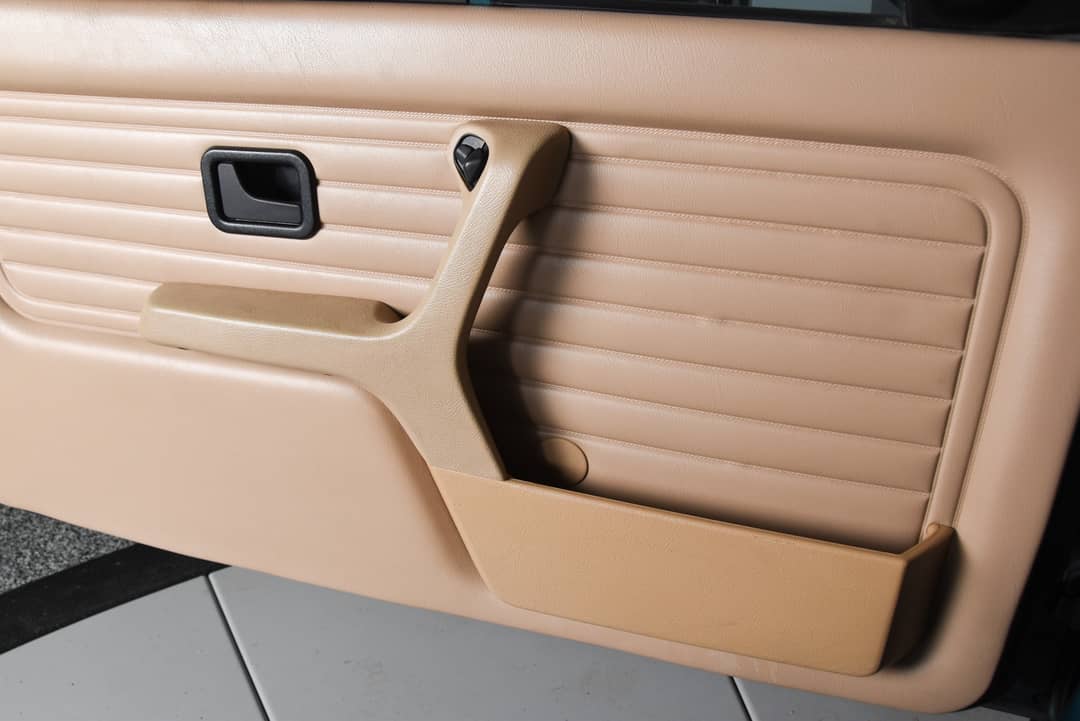 1991 BMW 3 Series 318i — photo 28