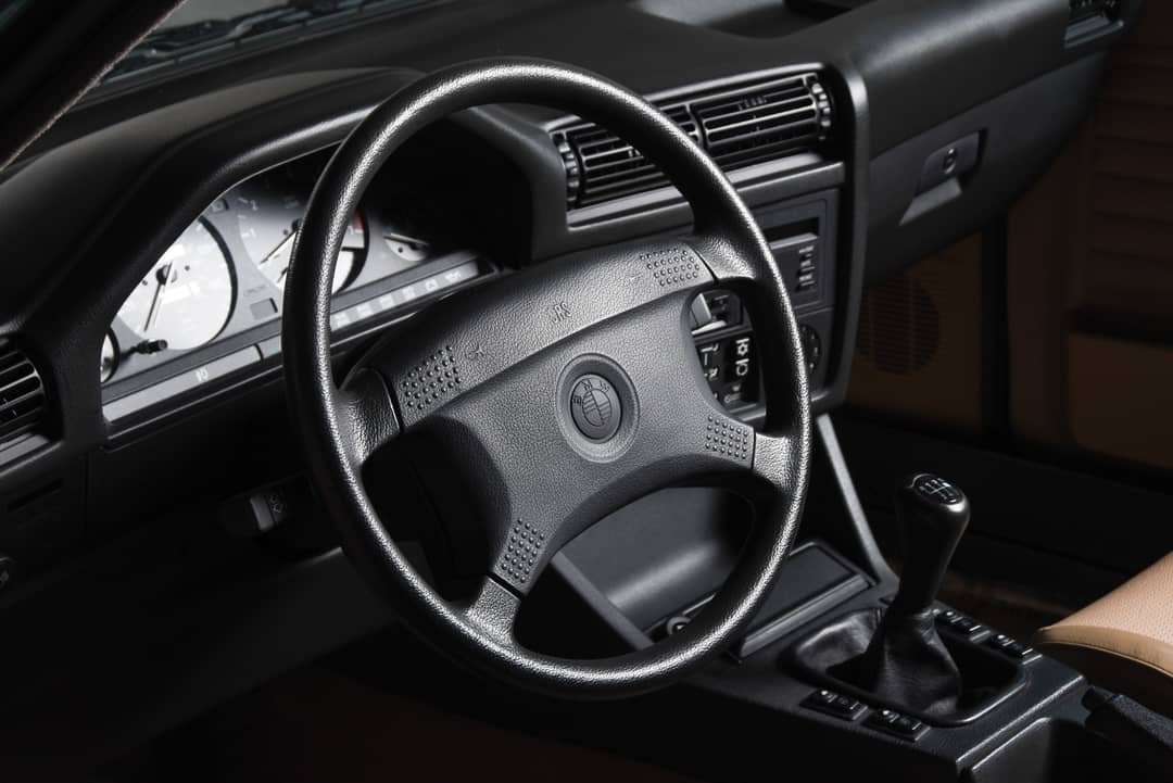 1991 BMW 3 Series 318i — photo 32