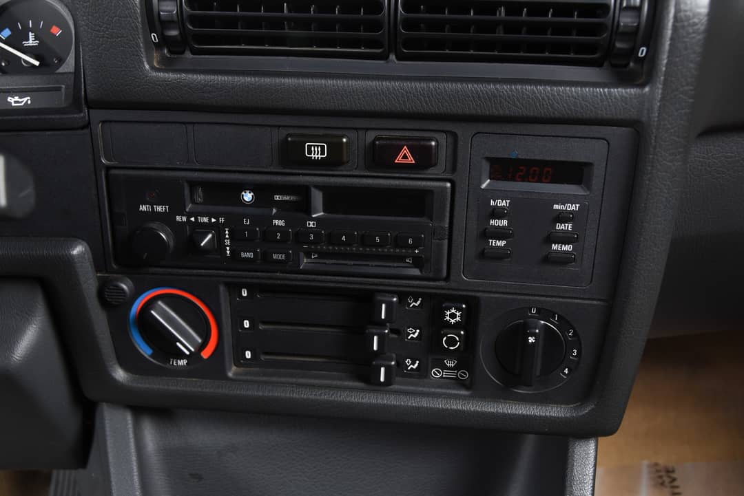 1991 BMW 3 Series 318i — photo 35