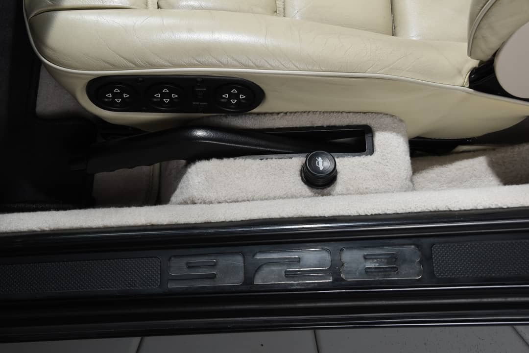 1989 Porsche 928 S4 — photo 42