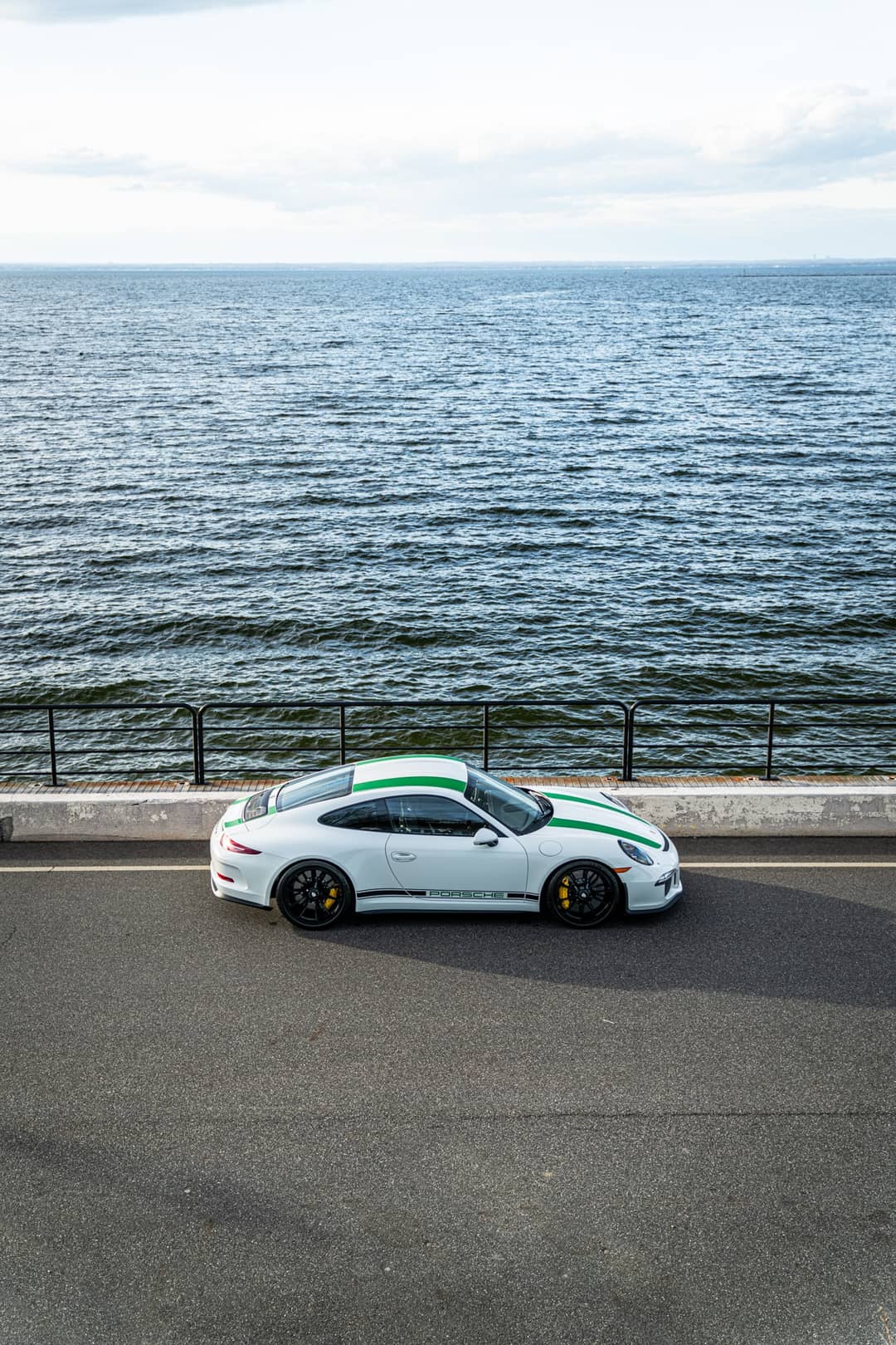 2016 Porsche 911 R — photo 2