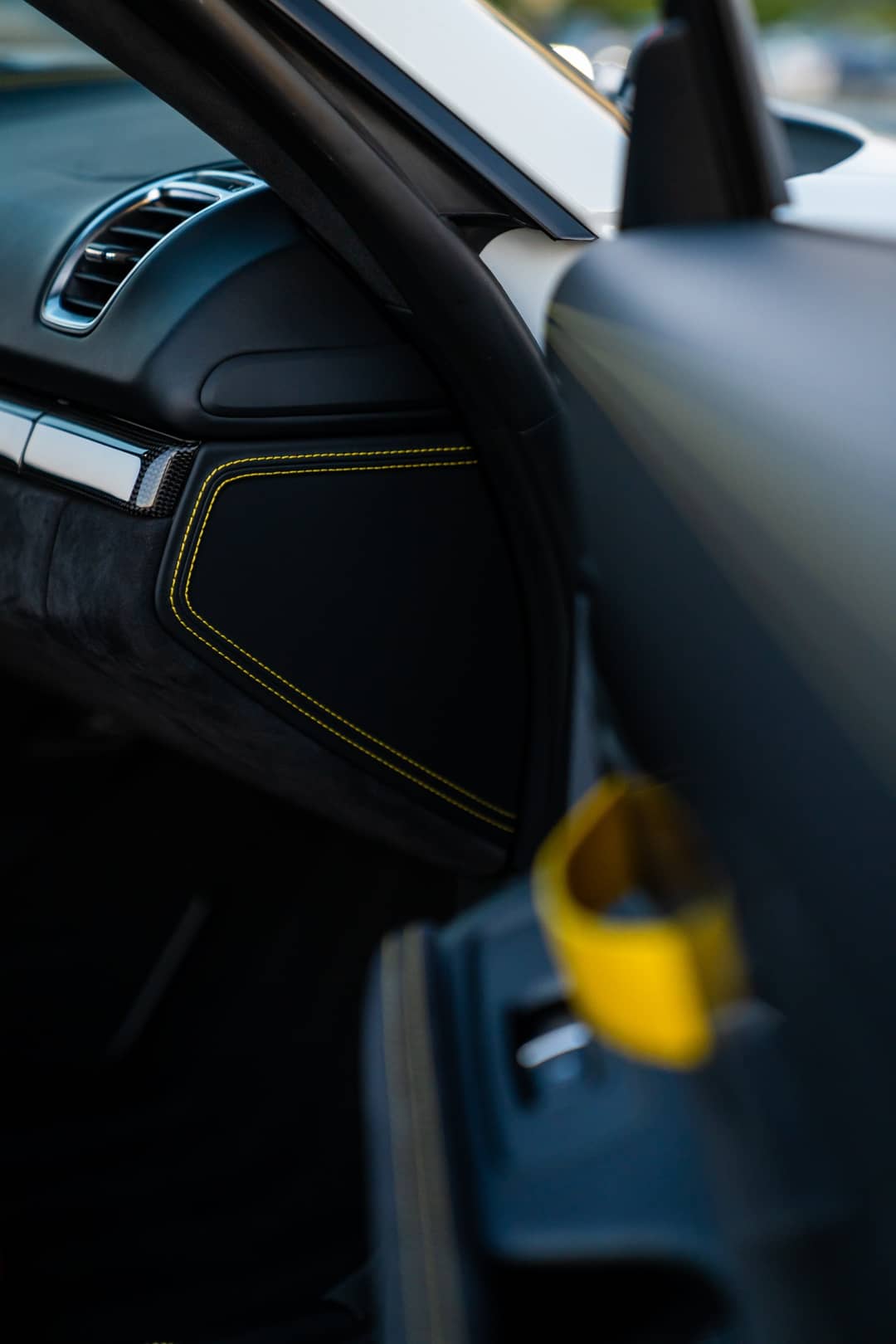 2016 Porsche Cayman GT4 — photo 17