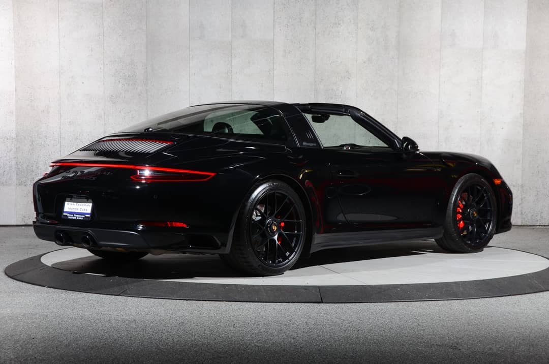 2018 Porsche 911 Targa 4 GTS — photo 16