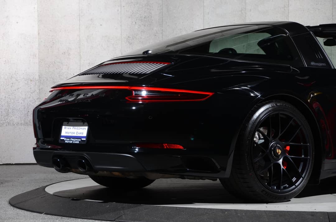 2018 Porsche 911 Targa 4 GTS — photo 17