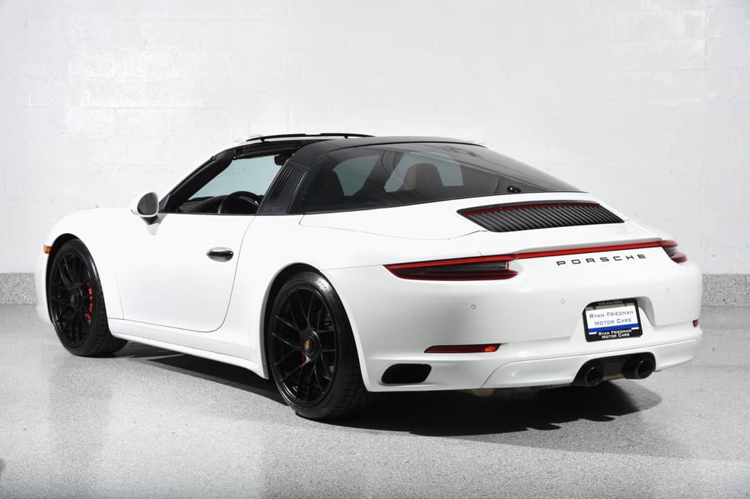 2019 Porsche 911 Targa 4 GTS — photo 9