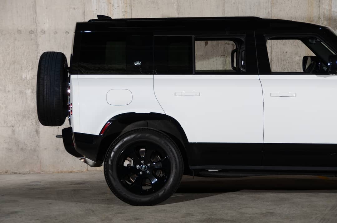 2023 Land Rover Defender 110 X-Dynamic SE — photo 2