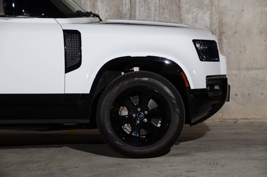 2023 Land Rover Defender 110 X-Dynamic SE — photo 3