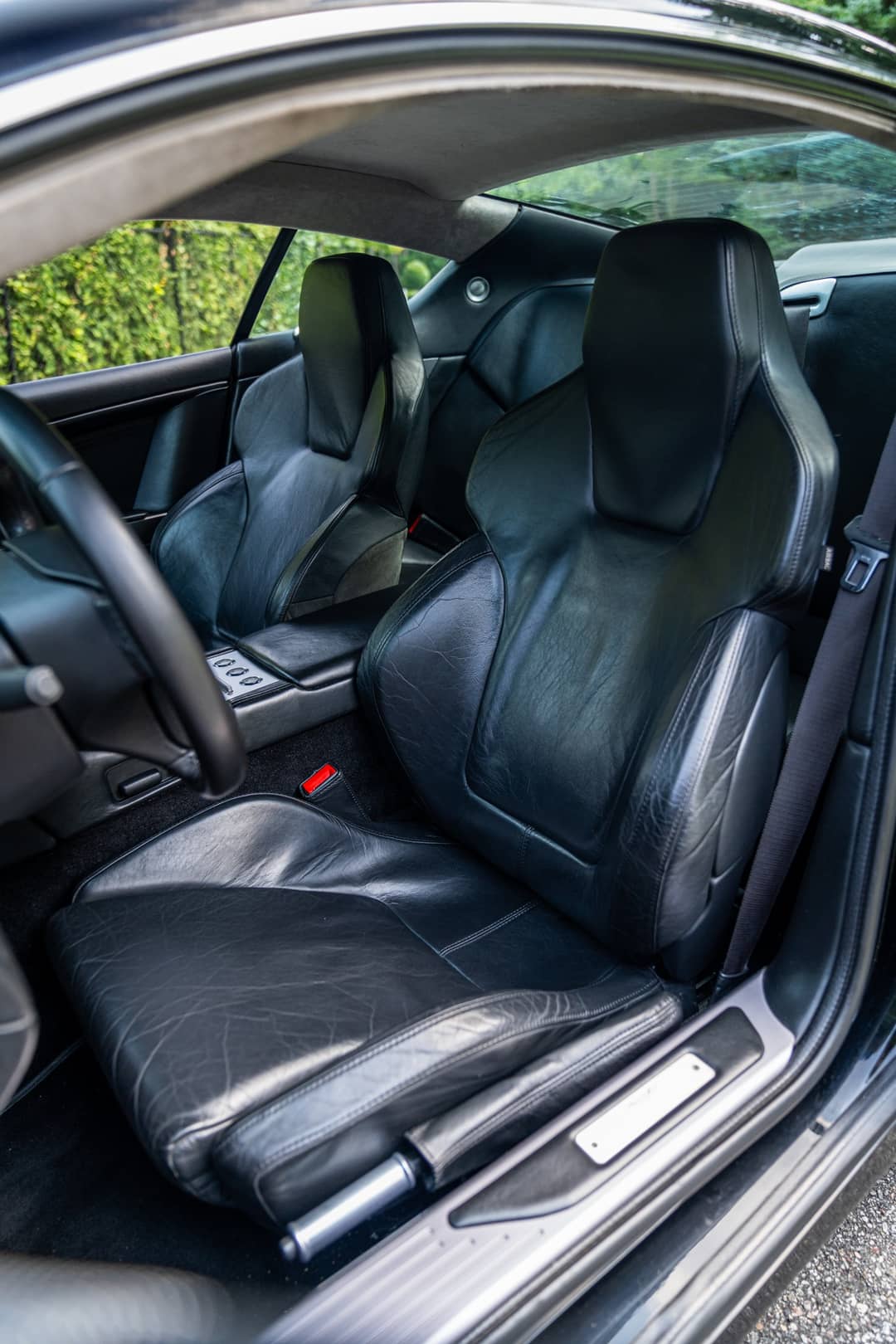 2005 Aston Martin DB9 — photo 4