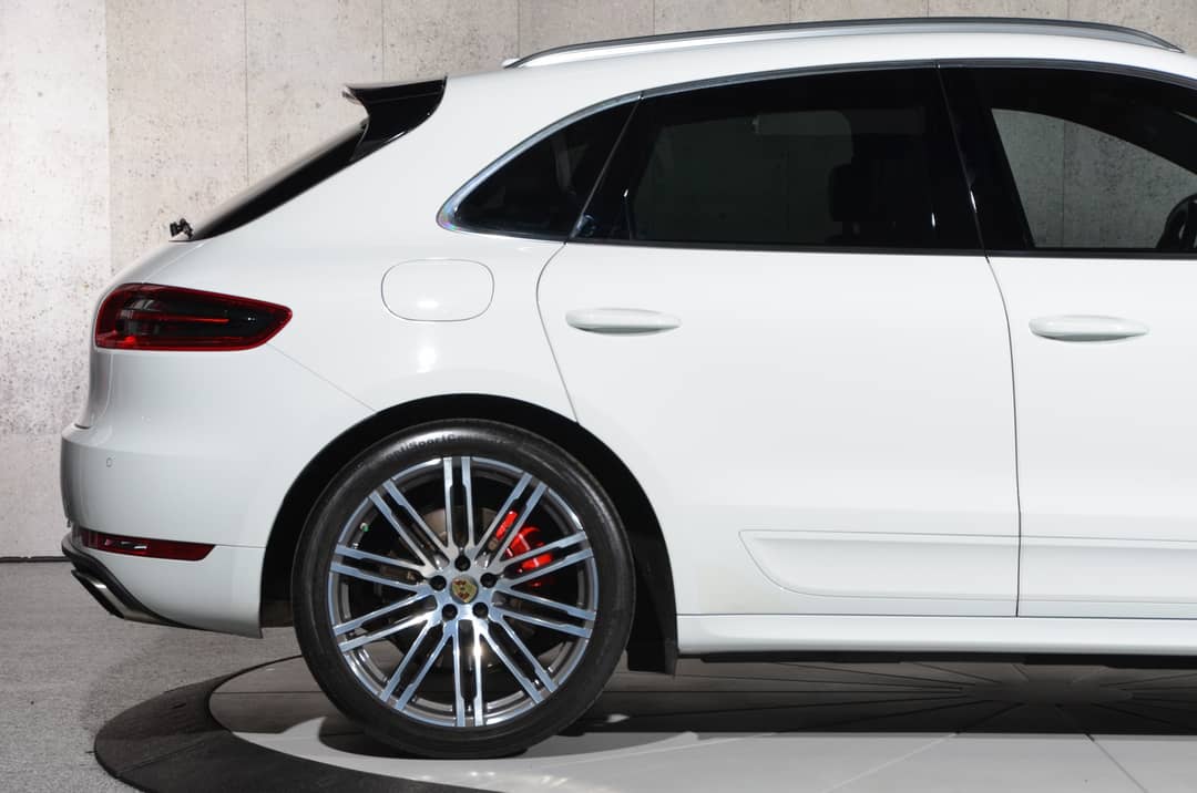 2017 Porsche Macan Turbo — photo 2