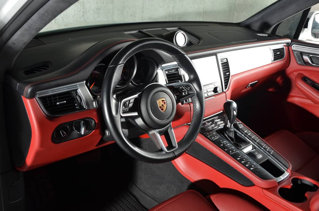 2017 Porsche Macan Turbo — photo 13