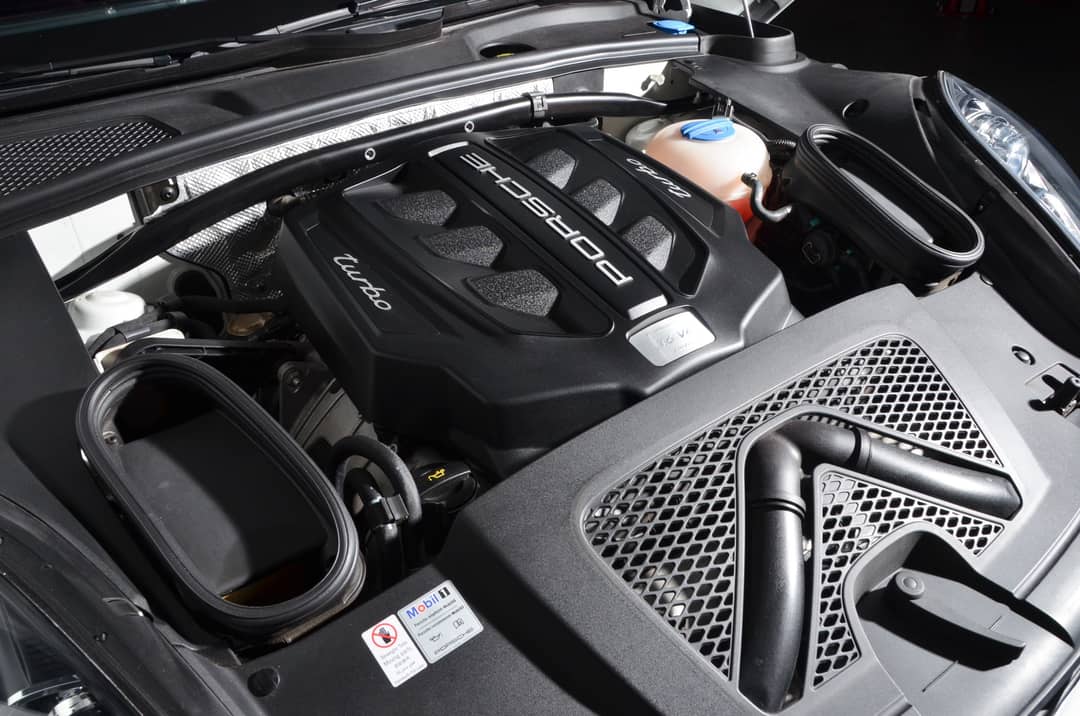2017 Porsche Macan Turbo — photo 8