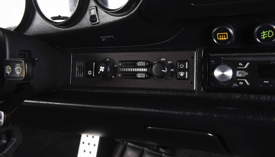 1990 Porsche 911 Carrera 4 — photo 24