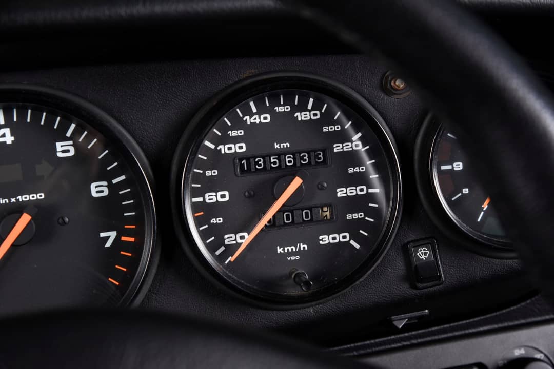 1990 Porsche 911 Carrera 2 Targa — photo 18