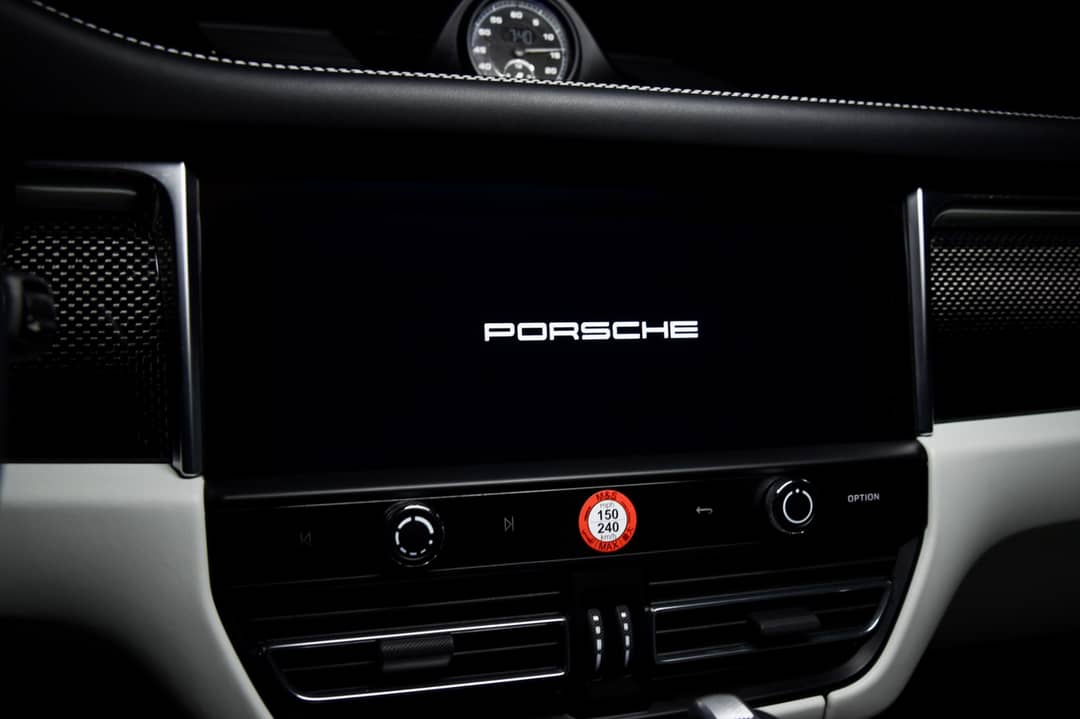 2022 Porsche Macan S — photo 18