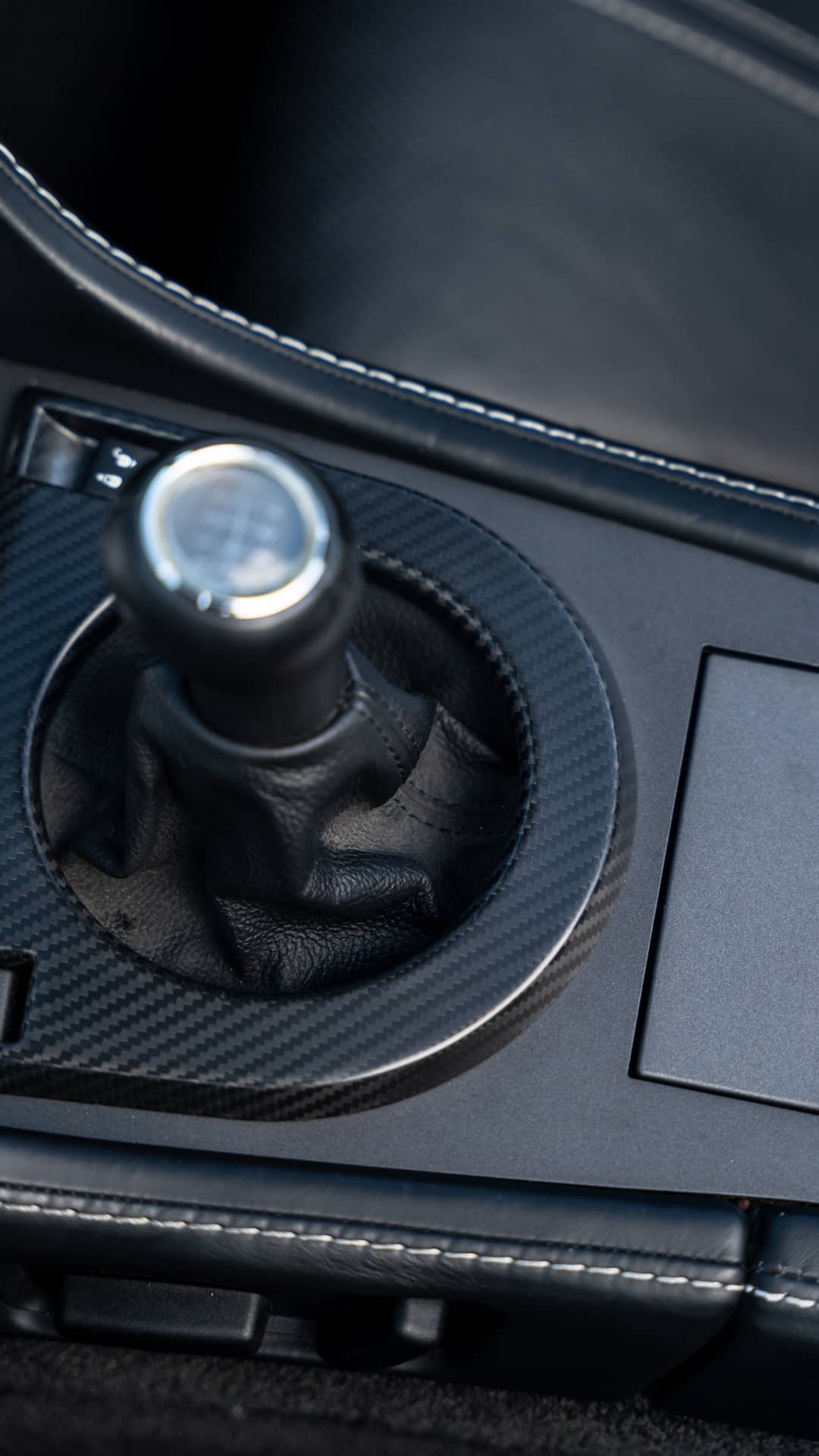 2015 Aston Martin V8 Vantage GT Roadster — photo 16