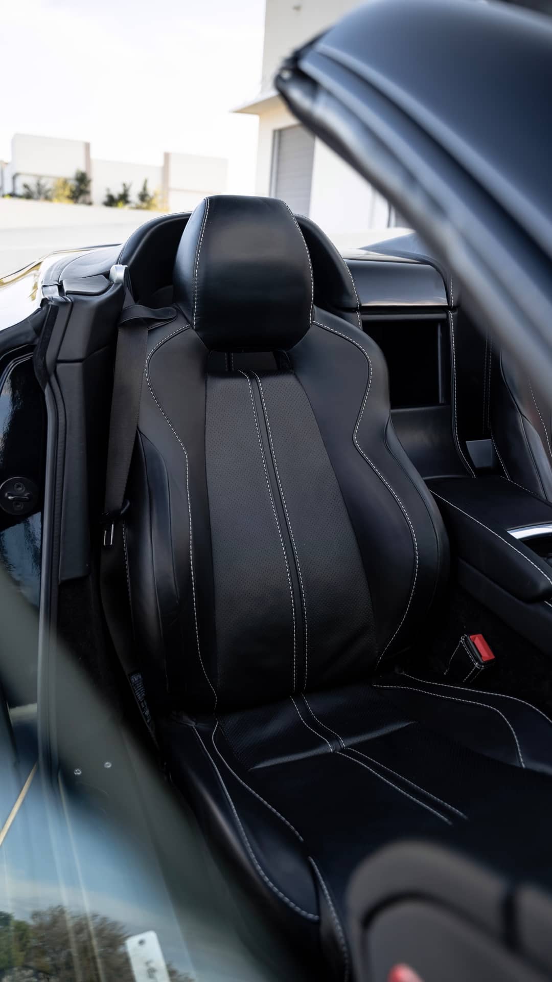 2015 Aston Martin V8 Vantage GT Roadster — photo 5