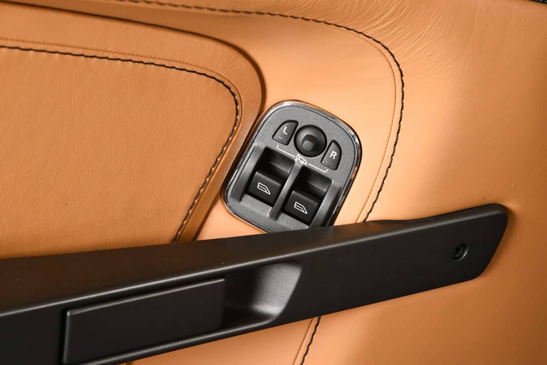 2011 Aston Martin V8 Vantage Roadster — photo 18