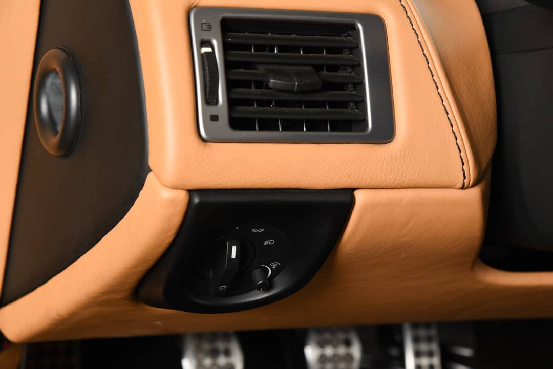 2011 Aston Martin V8 Vantage Roadster — photo 22