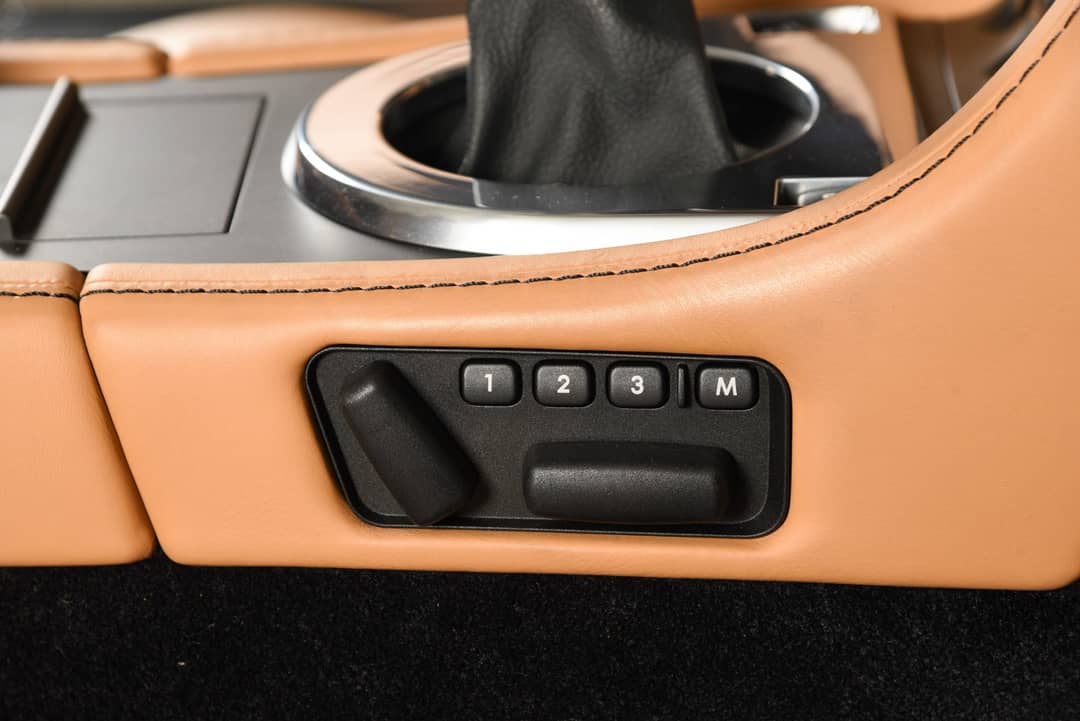 2011 Aston Martin V8 Vantage Roadster — photo 32