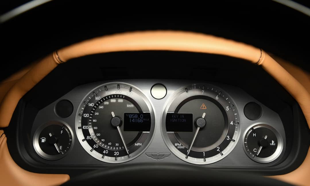 2011 Aston Martin V8 Vantage Roadster — photo 8