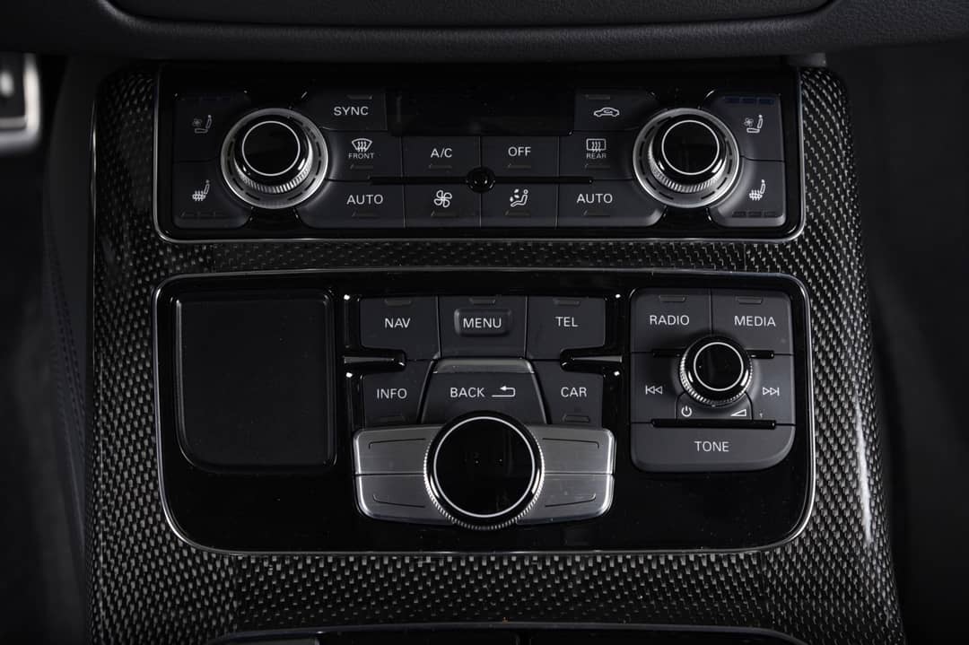 2015 Audi S8 4.0T quattro — photo 23