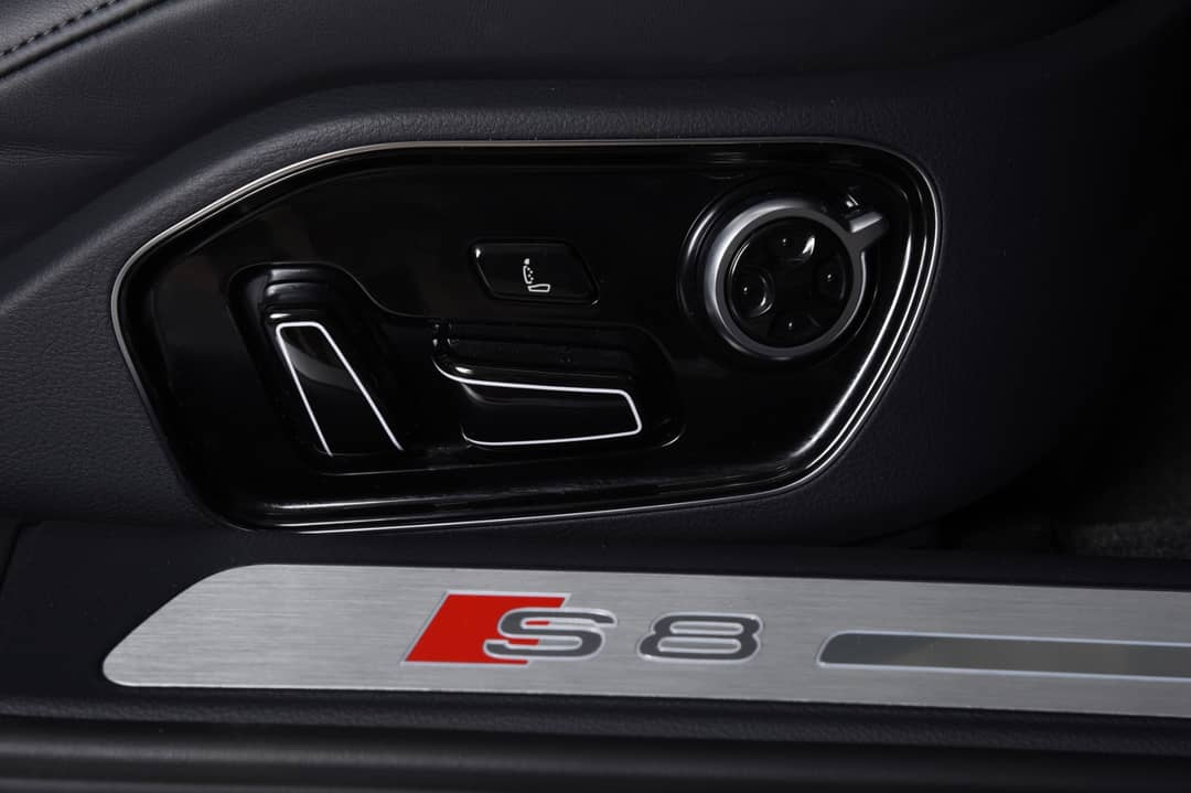 2015 Audi S8 4.0T quattro — photo 27