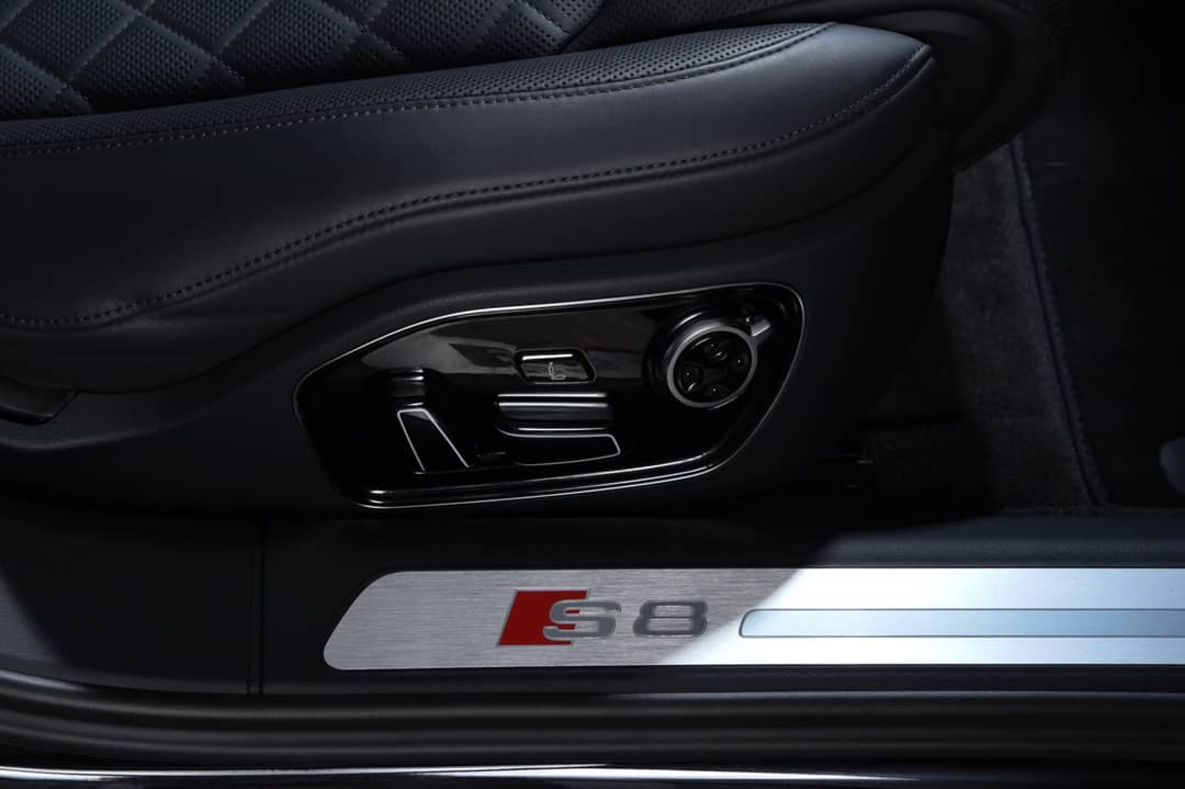 2015 Audi S8 4.0T quattro — photo 28