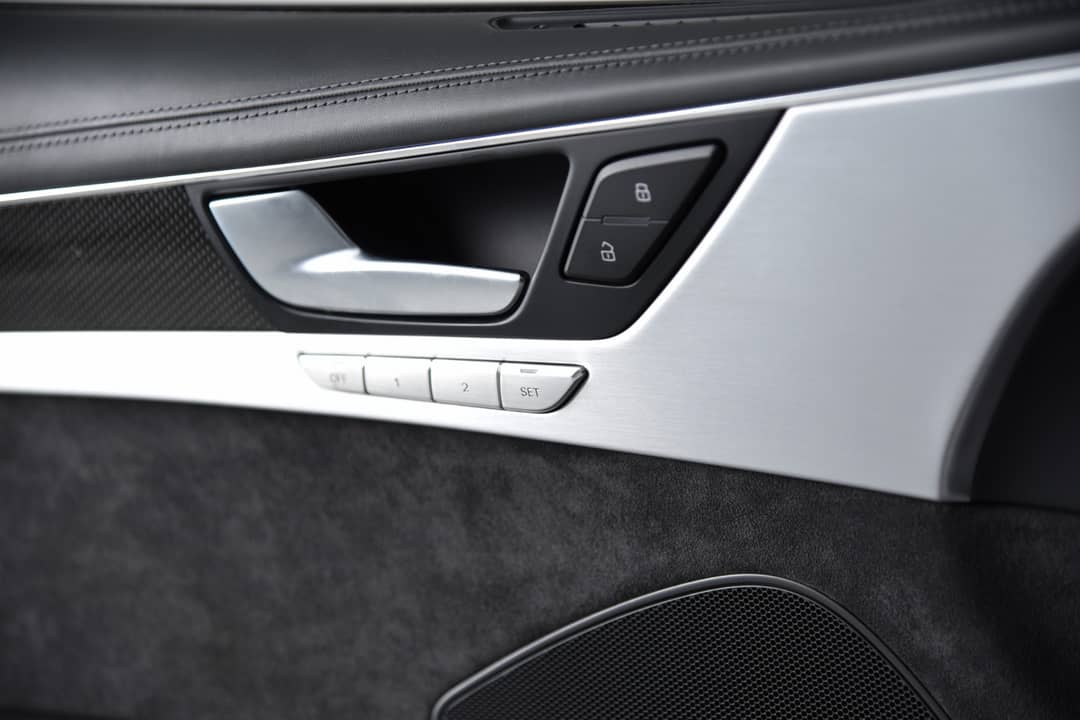 2015 Audi S8 4.0T quattro — photo 17