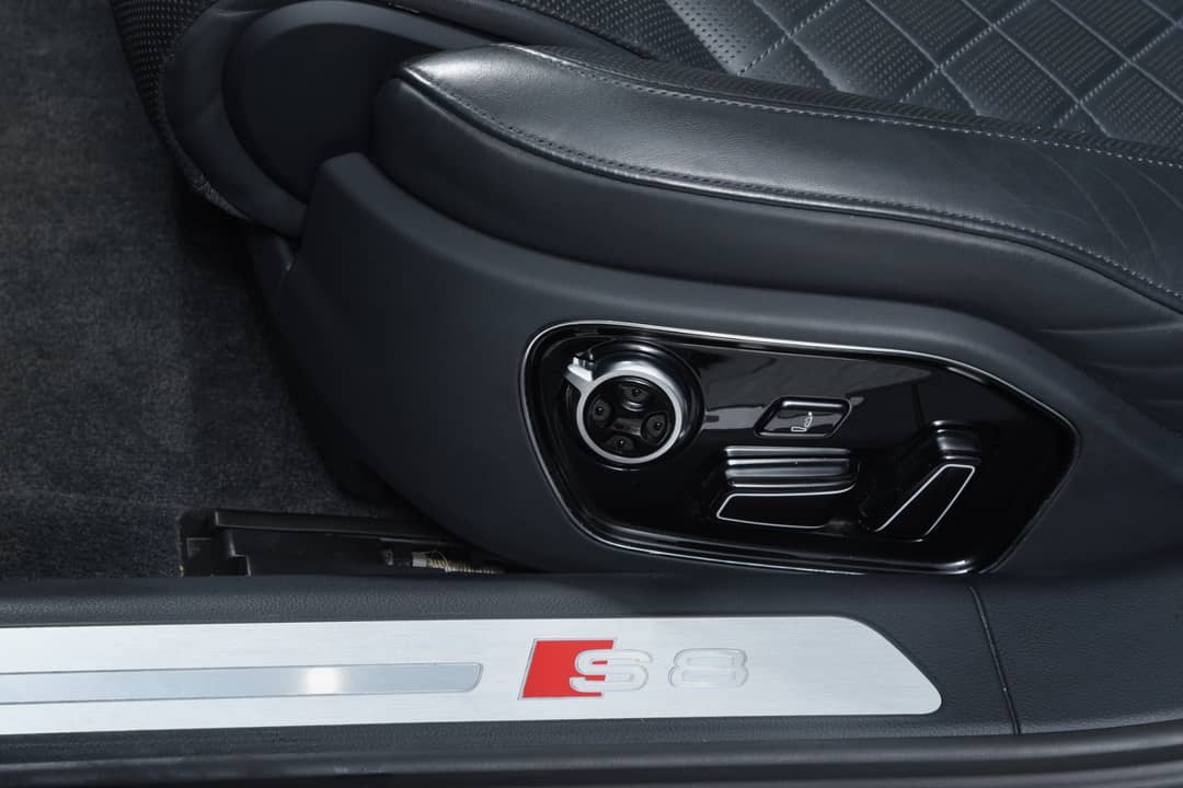 2015 Audi S8 4.0T quattro — photo 20