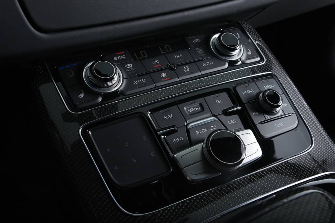 2015 Audi S8 4.0T quattro — photo 23
