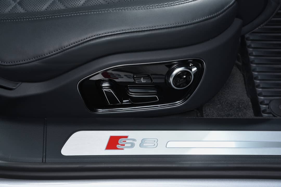 2015 Audi S8 4.0T quattro — photo 34