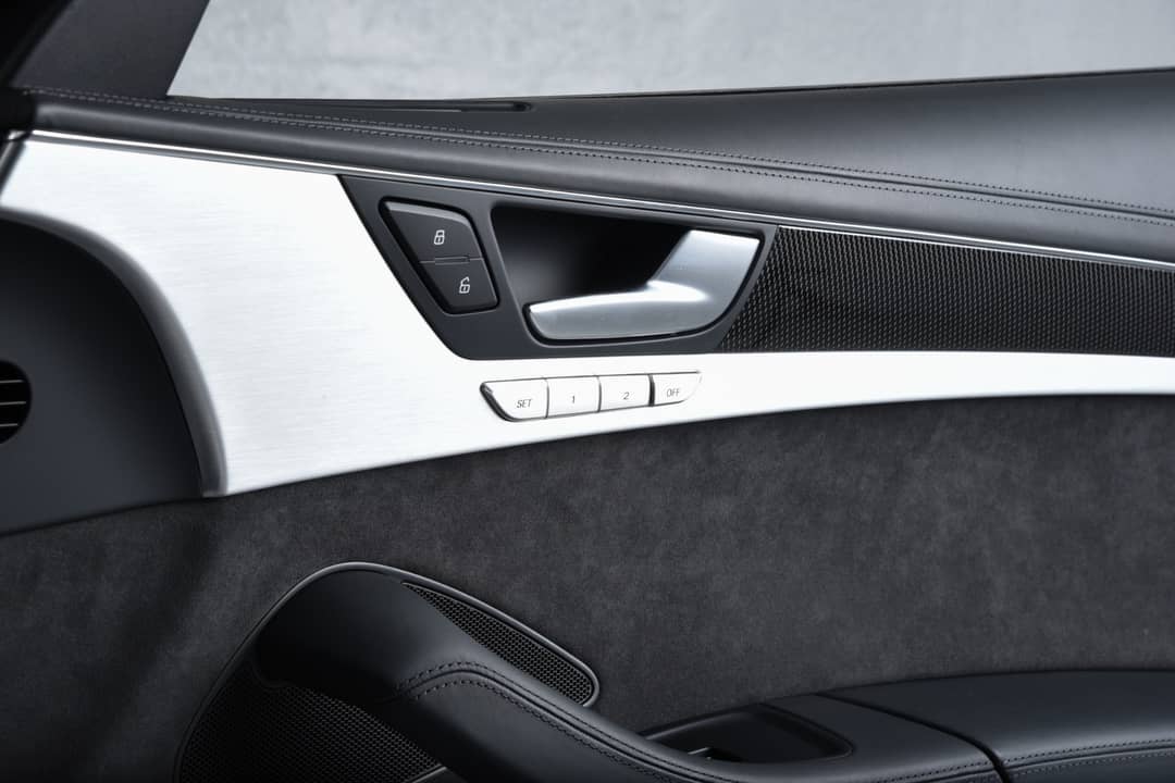 2015 Audi S8 4.0T quattro — photo 36