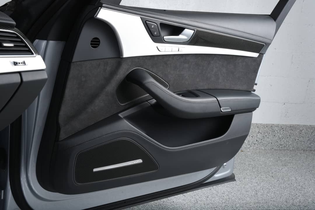 2015 Audi S8 4.0T quattro — photo 37