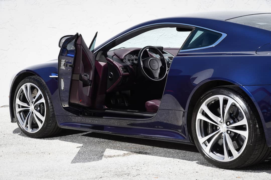 2011 Aston Martin V12 Vantage — photo 14