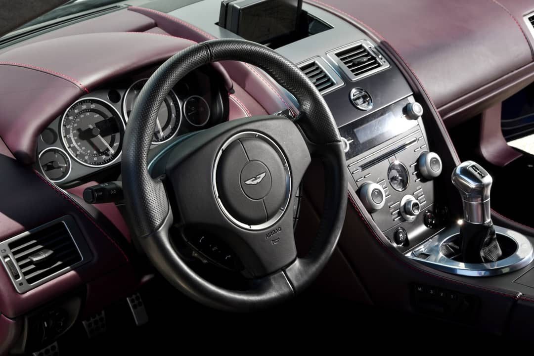 2011 Aston Martin V12 Vantage — photo 15