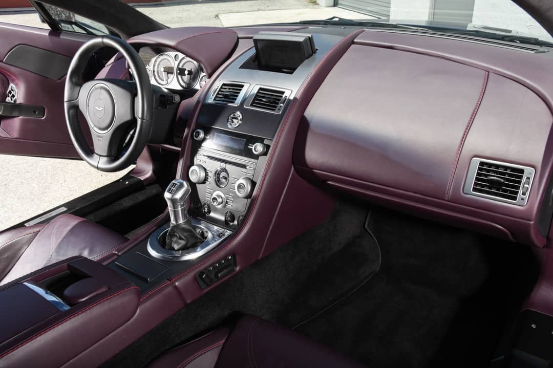 2011 Aston Martin V12 Vantage — photo 16
