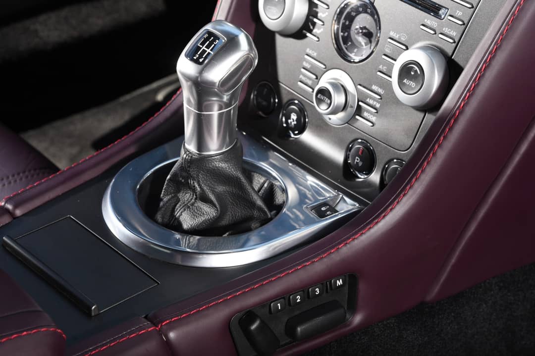 2011 Aston Martin V12 Vantage — photo 17