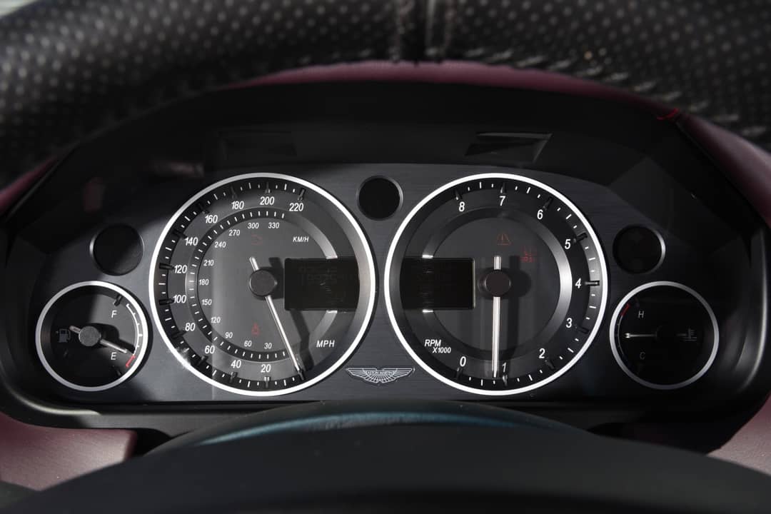 2011 Aston Martin V12 Vantage — photo 22