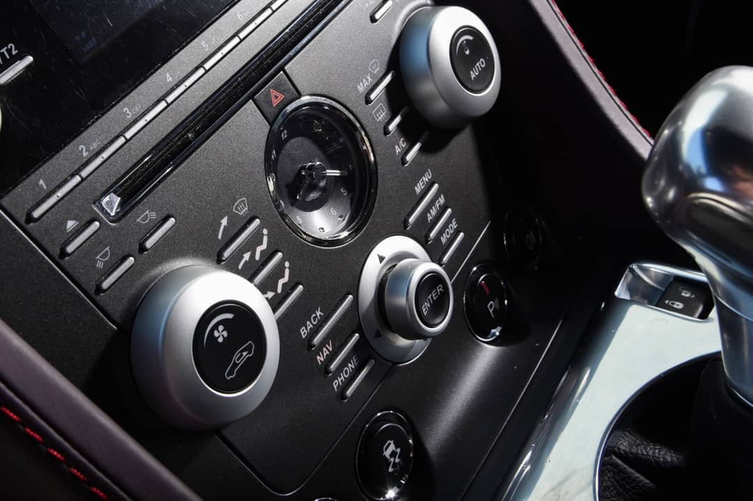2011 Aston Martin V12 Vantage — photo 23