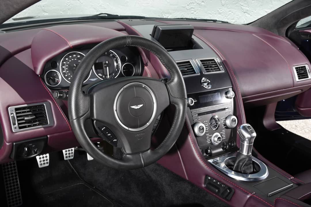 2011 Aston Martin V12 Vantage — photo 4