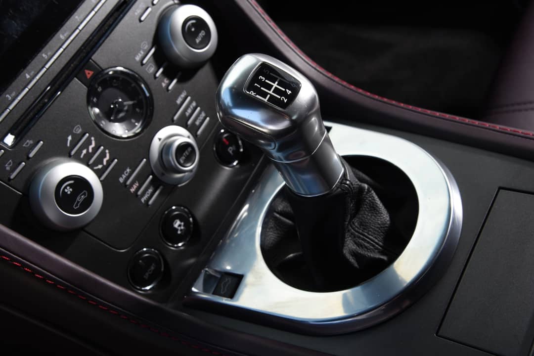 2011 Aston Martin V12 Vantage — photo 6