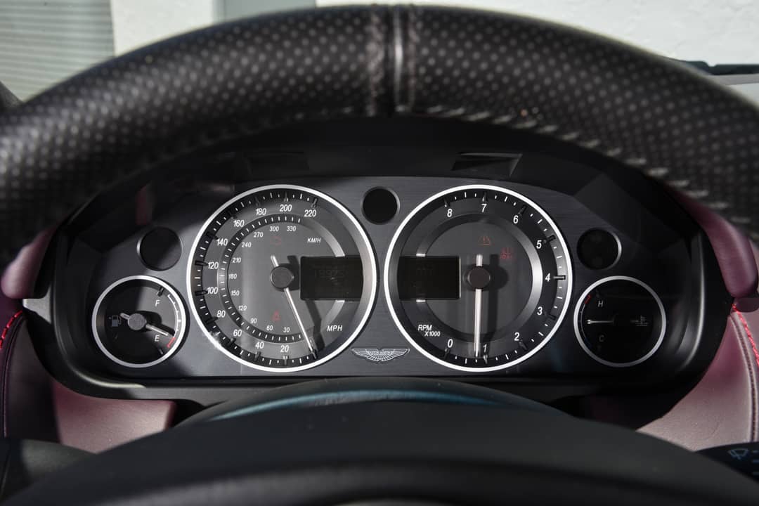 2011 Aston Martin V12 Vantage — photo 7