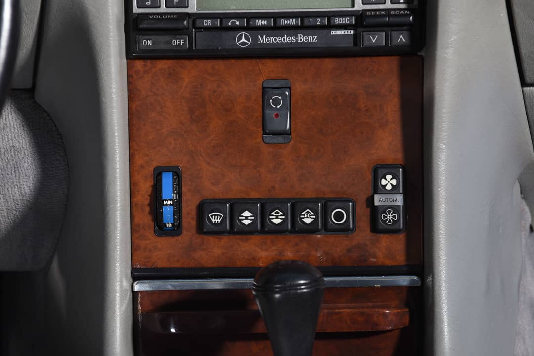 1989 Mercedes-Benz 560-Class 560 SL — photo 42