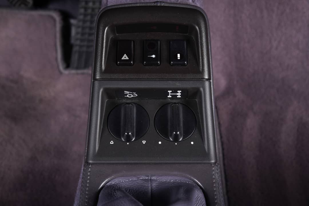 1993 Porsche 911 Carrera 4 30th Anniversary Jubilee Edition — photo 27